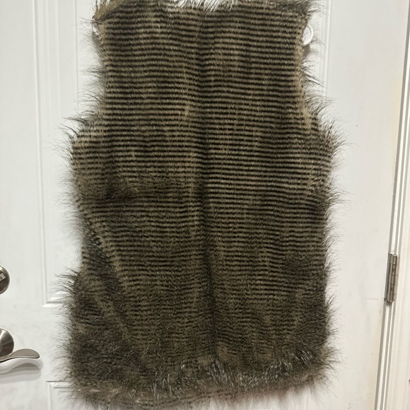 Faux fur vest - Picture 2 of 3